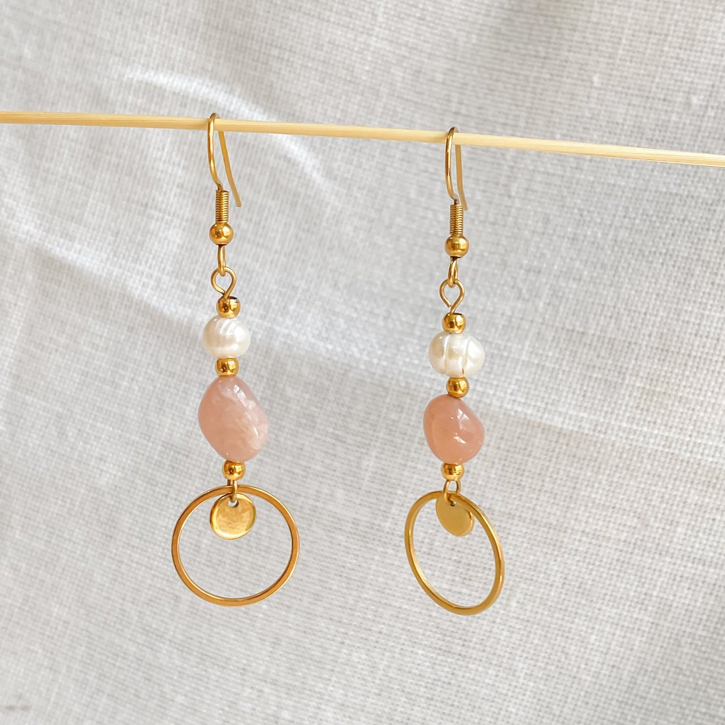 Boucles d’oreilles pendantes avec perles d’eau douce et pierre de soleil | DAPHNÉ