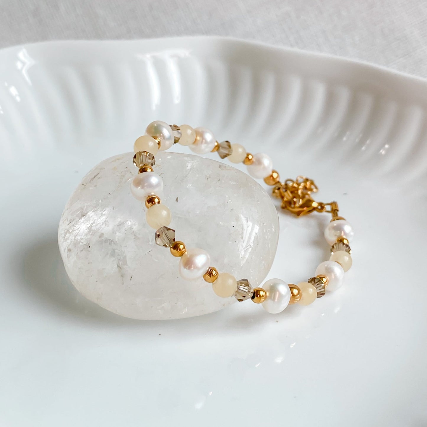 Bracelet fin en pierres de jade jaune et perles d’eau douce | THÉIA