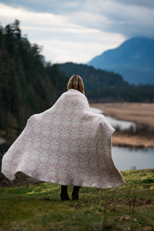 Hushed Violet & Baby's Breath Daisy Print Extended Throw