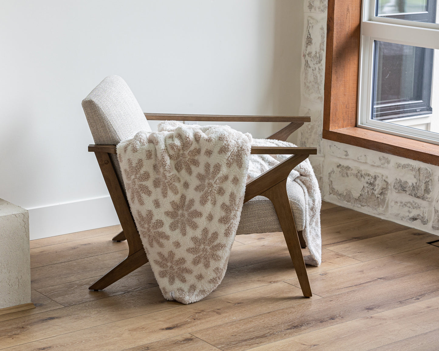 Daisy Print Blushing Beige and White Extended Throw