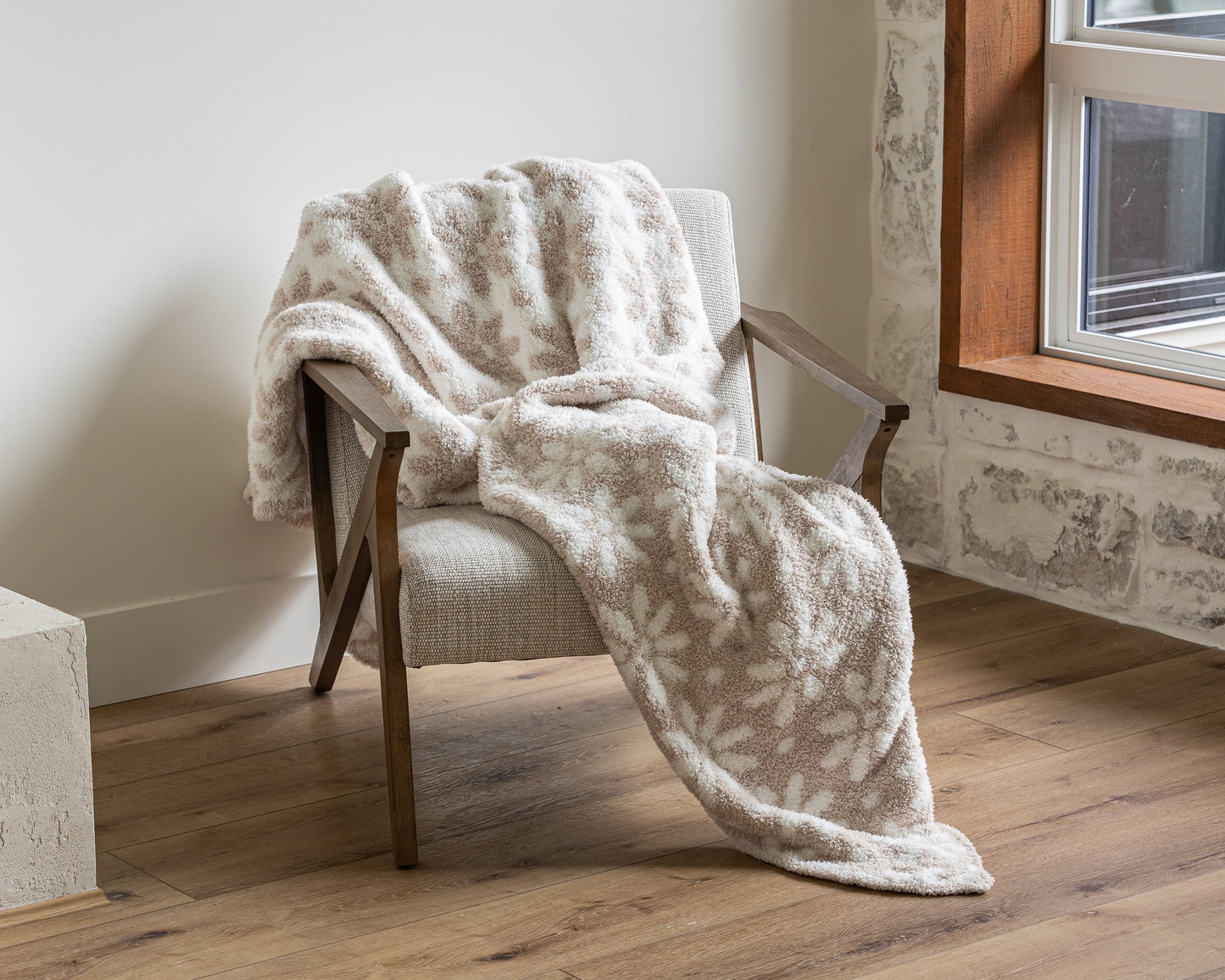 Daisy Print Blushing Beige and White Extended Throw