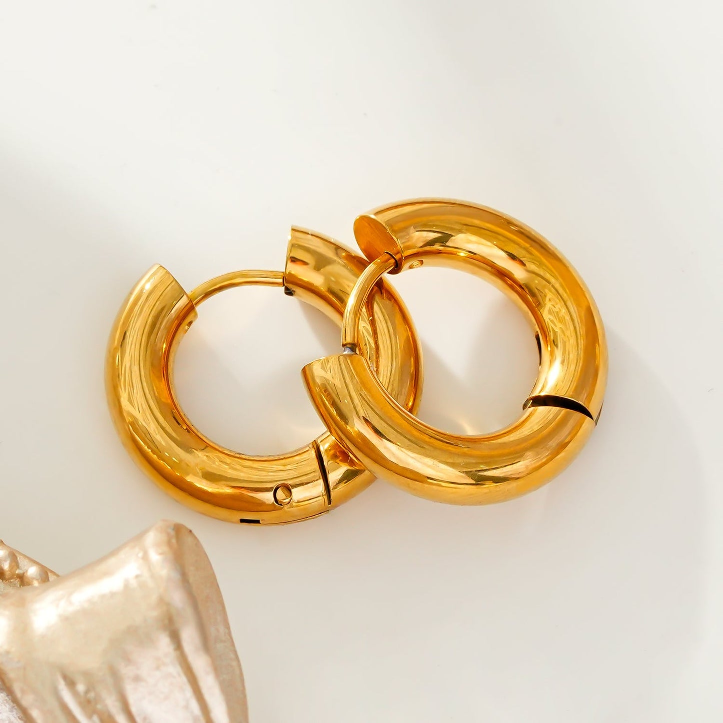 CHOLULA Gold: Mid Width Smooth Surface Tube Hoop Earrings