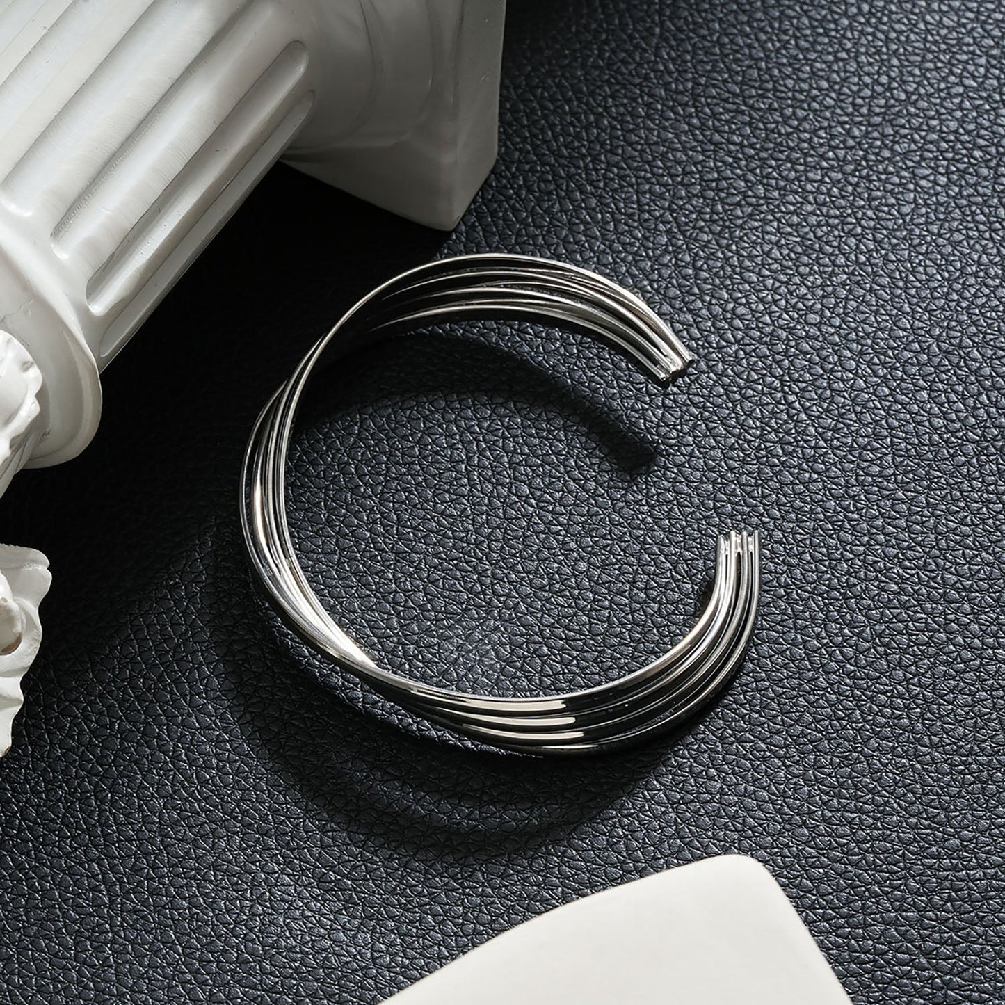 LIVIA: Geometric Lines Bracelet