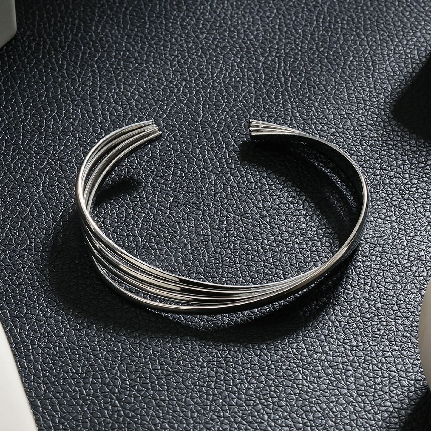 LIVIA: Geometric Lines Bracelet