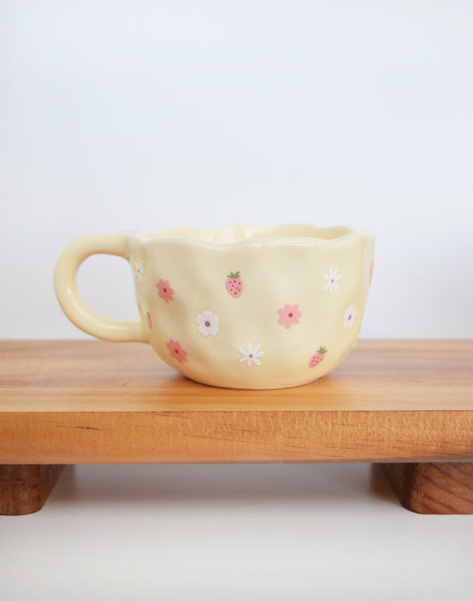 Tasse en céramique crème 12oz - fraises &amp; fleurs roses