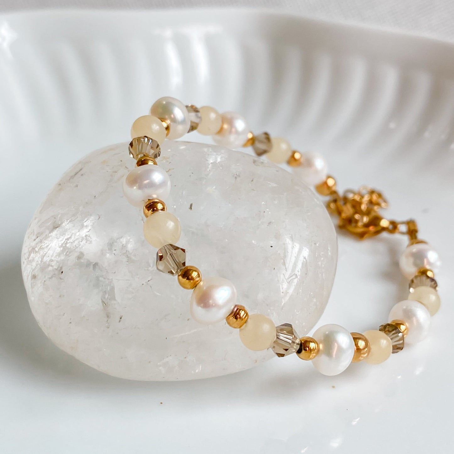 Bracelet fin en pierres de jade jaune et perles d’eau douce | THÉIA