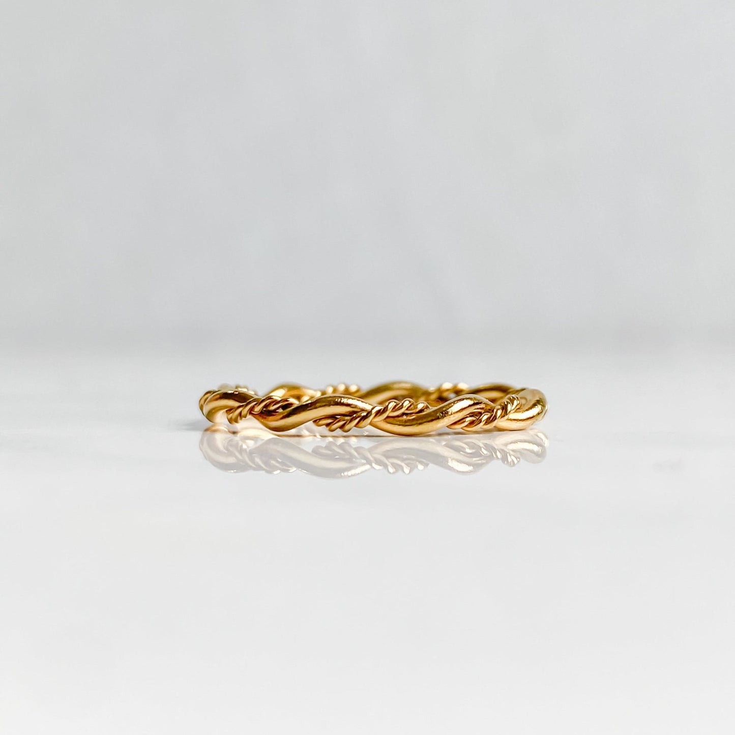 Bague torsadée en acier inoxydable plaqué or 18K | RHÉA