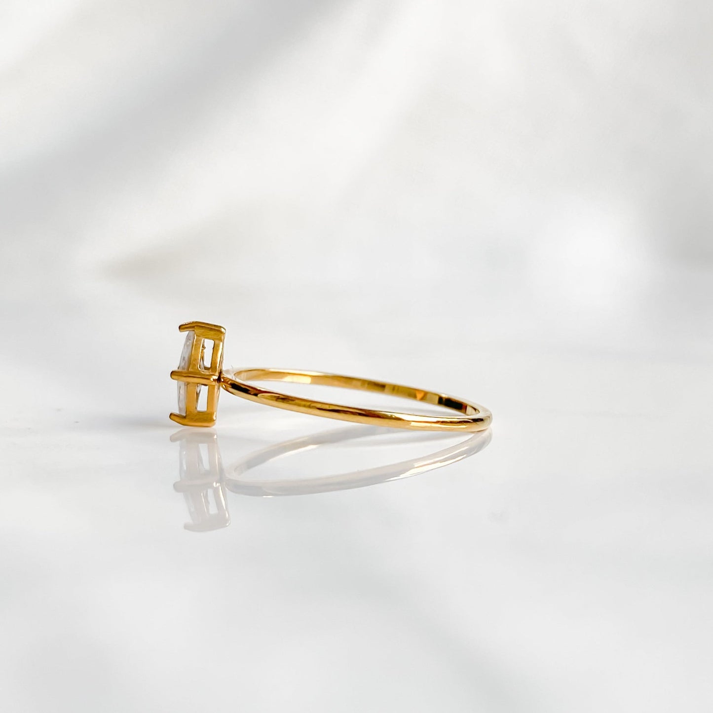 Bague solitaire dorée en acier inoxydable 18K | VÉNUS