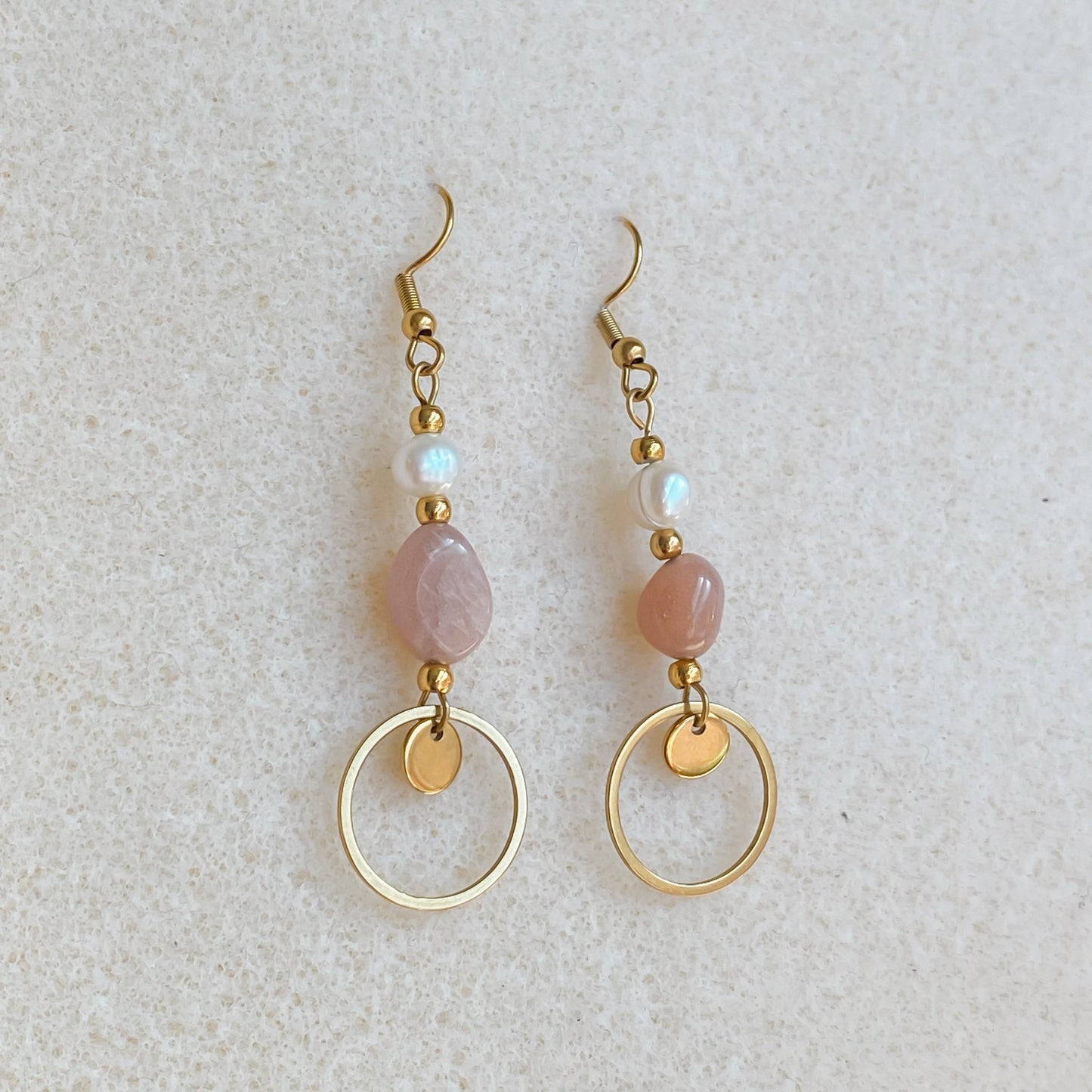 Boucles d’oreilles pendantes avec perles d’eau douce et pierre de soleil | DAPHNÉ