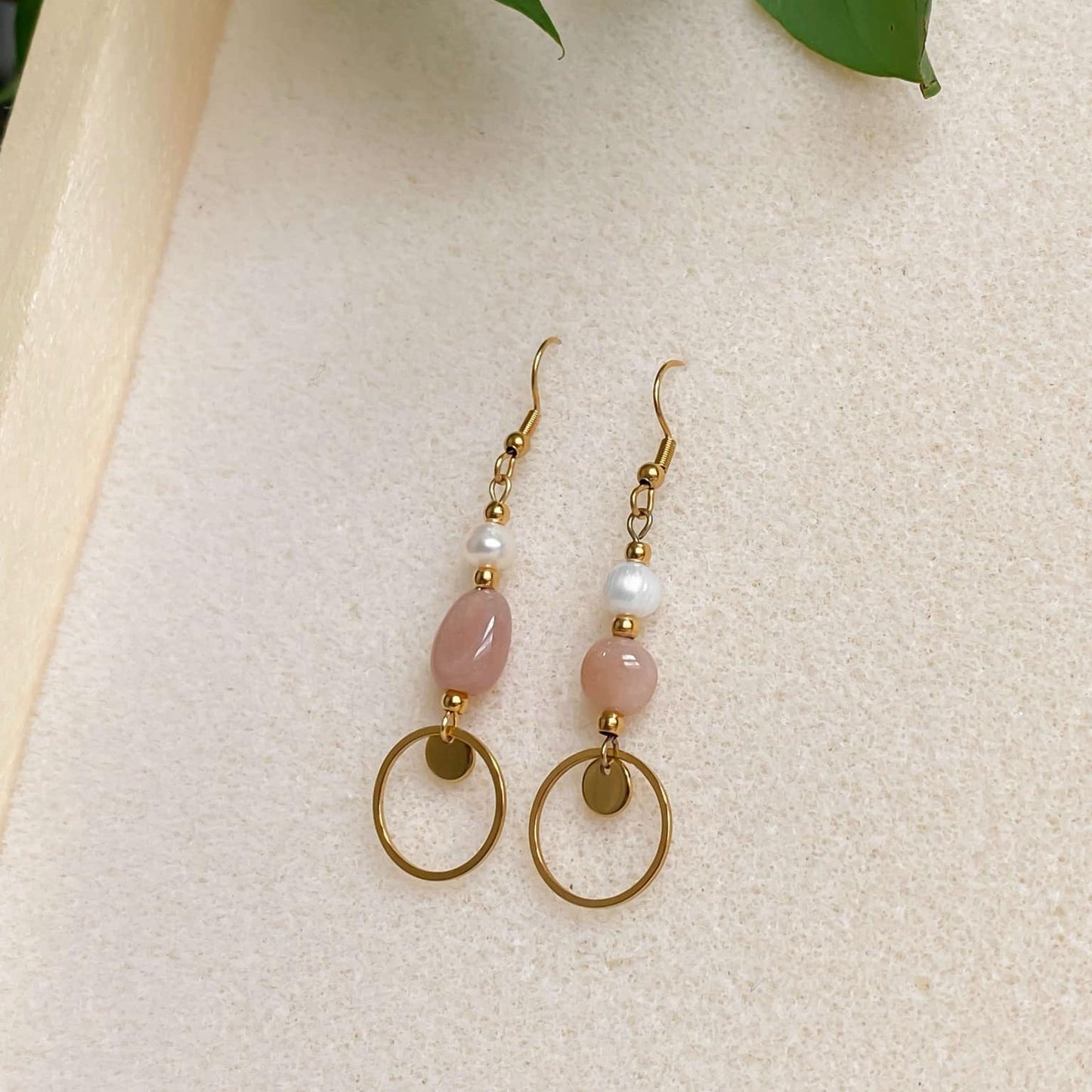 Boucles d’oreilles pendantes avec perles d’eau douce et pierre de soleil | DAPHNÉ
