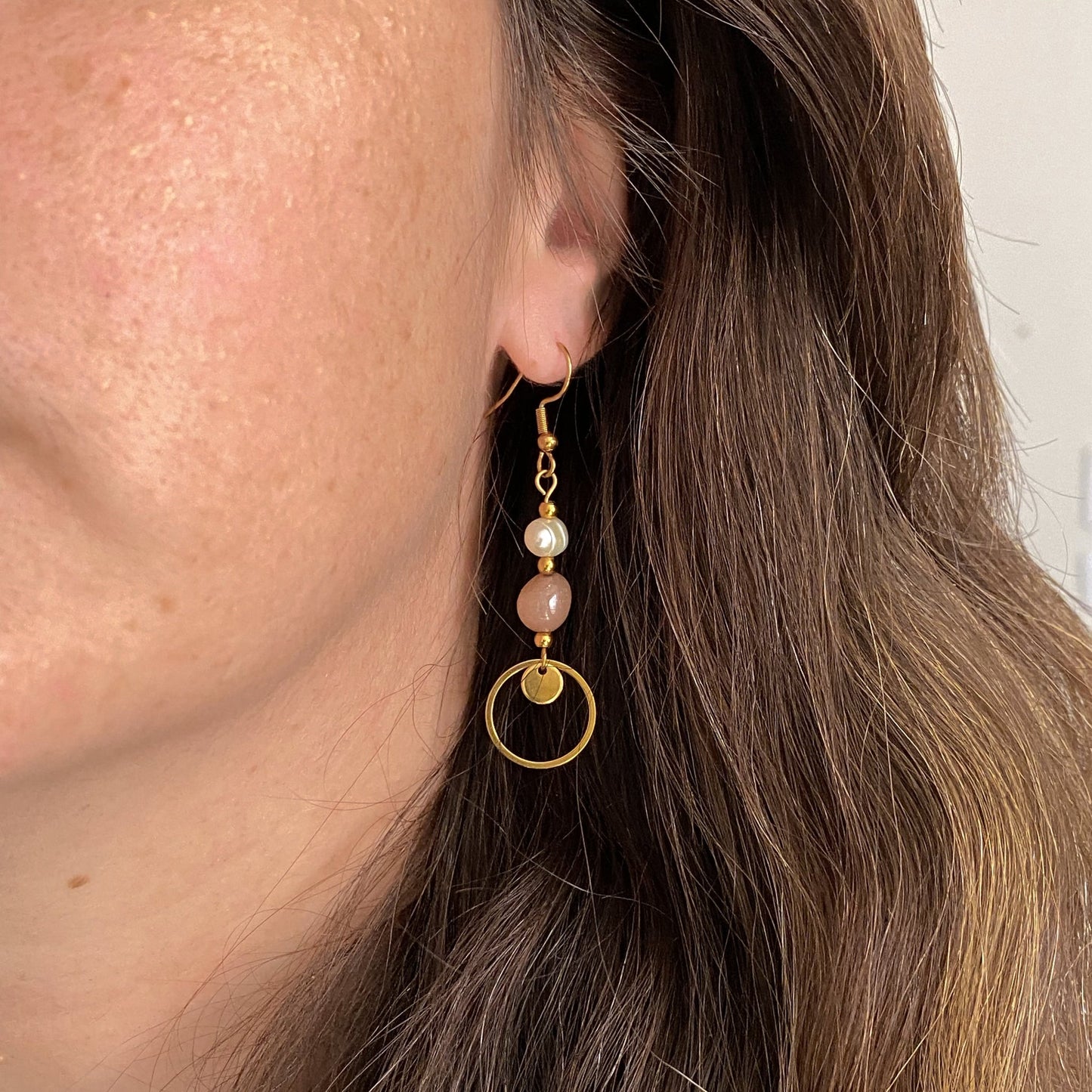 Boucles d’oreilles pendantes avec perles d’eau douce et pierre de soleil | DAPHNÉ