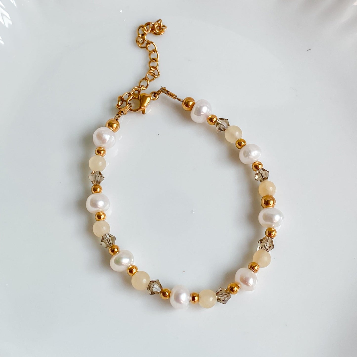 Bracelet fin en pierres de jade jaune et perles d’eau douce | THÉIA