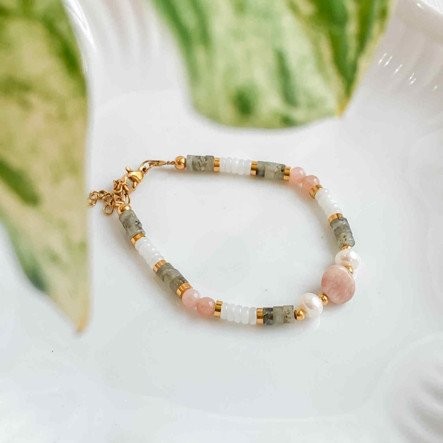 Bracelet en pierres naturelles et acier inoxydable plaqué or 18K | HÉCATE