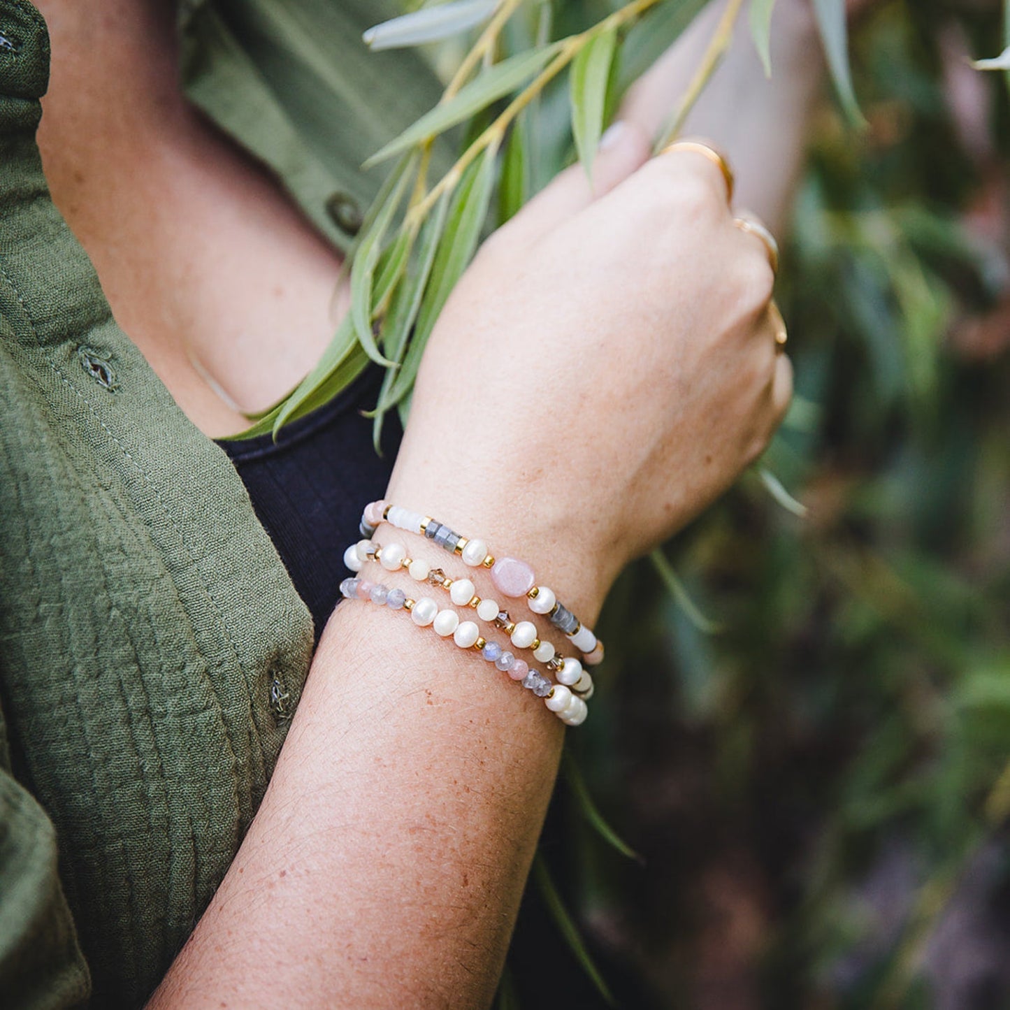 Bracelet en pierres naturelles et acier inoxydable plaqué or 18K | HÉCATE