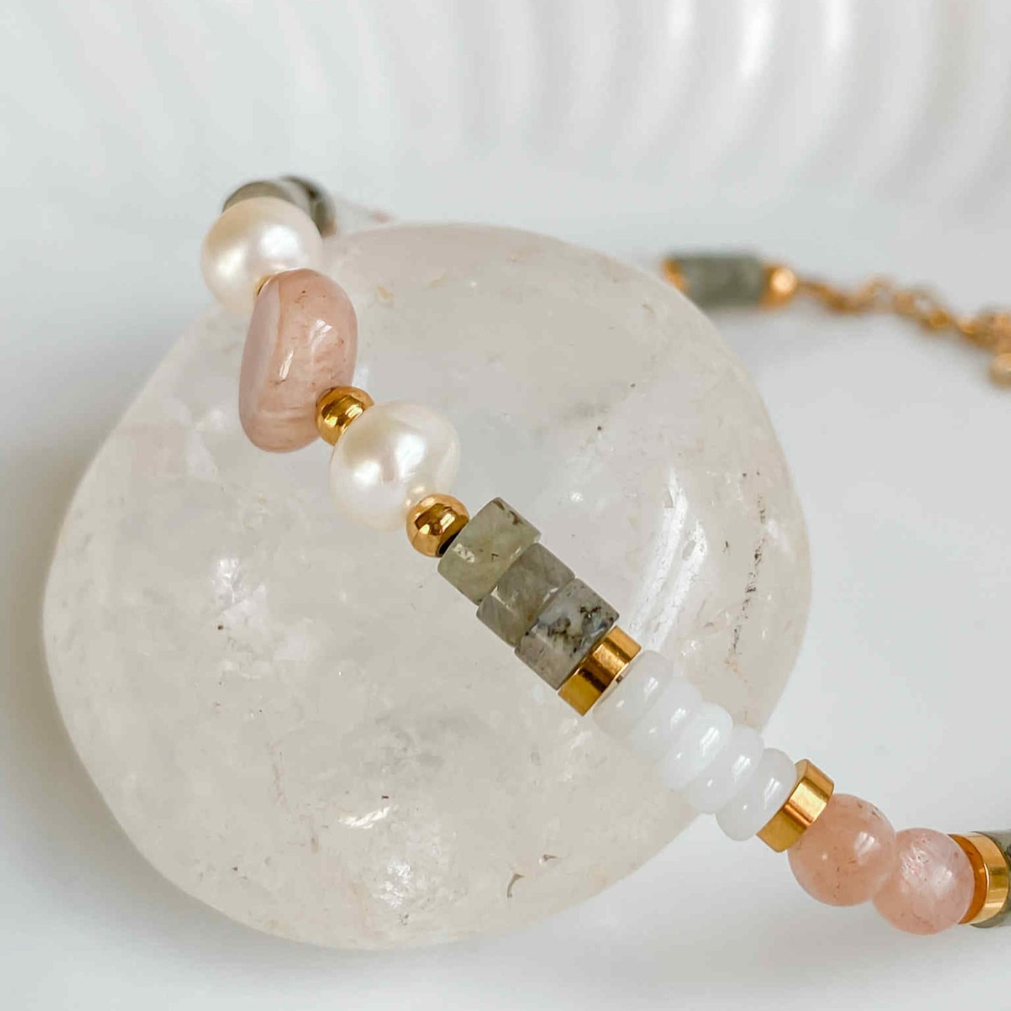 Bracelet en pierres naturelles et acier inoxydable plaqué or 18K | HÉCATE