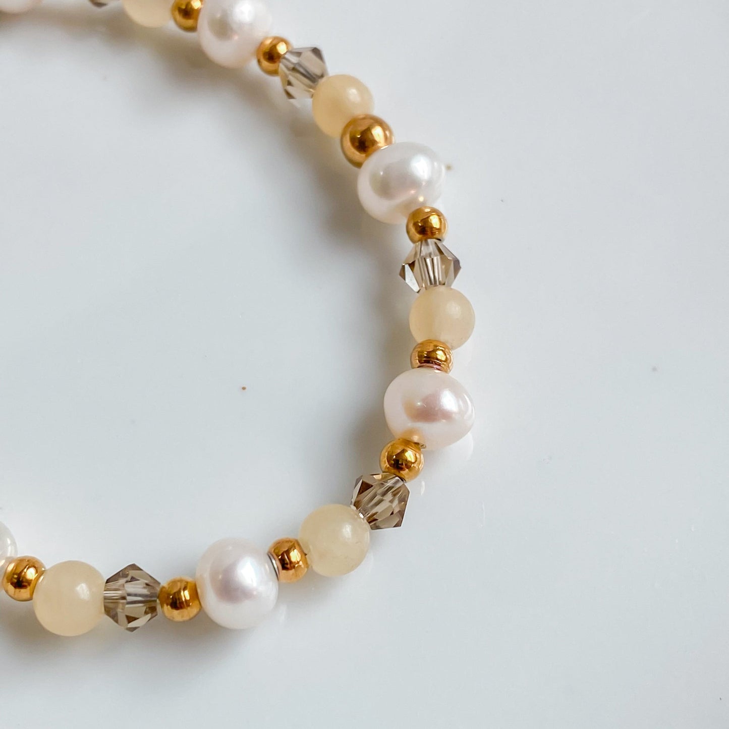 Bracelet fin en pierres de jade jaune et perles d’eau douce | THÉIA