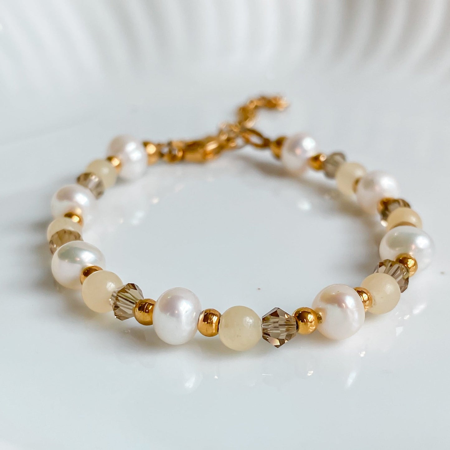 Bracelet fin en pierres de jade jaune et perles d’eau douce | THÉIA