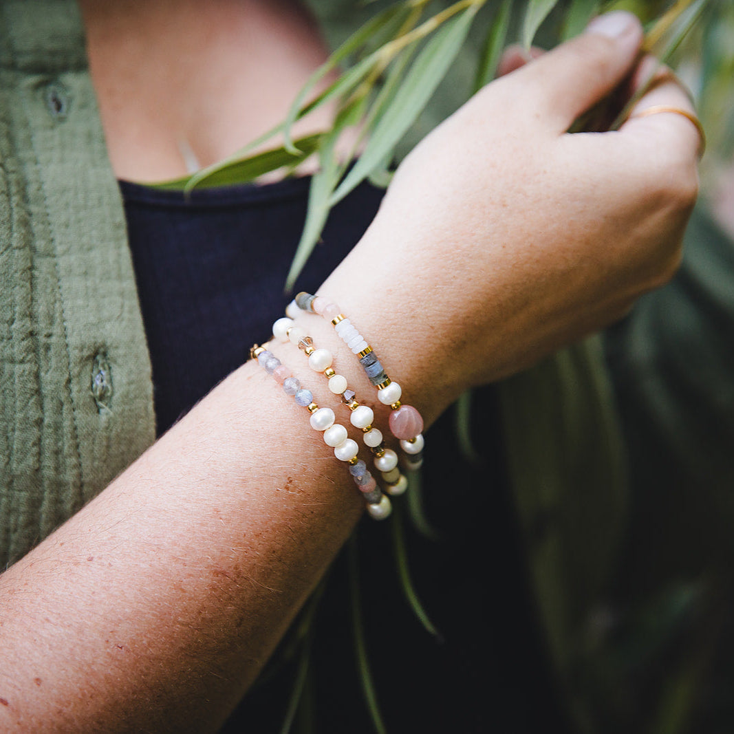 Bracelet fin en pierres de jade jaune et perles d’eau douce | THÉIA