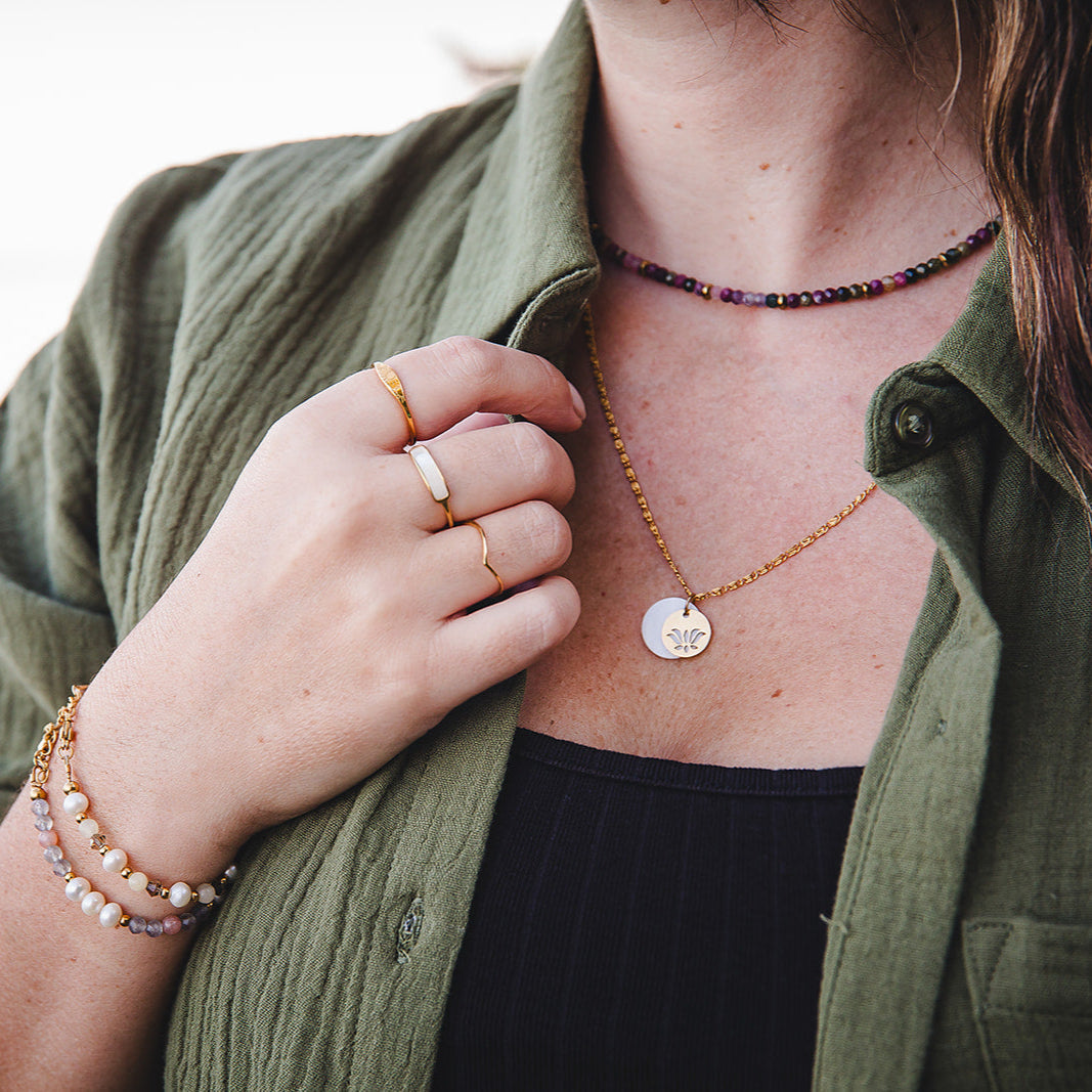 Collier doré en nacre et fleur de lotus | THÉTIS