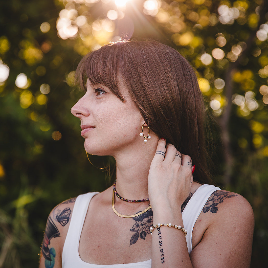 Boucles d’oreilles créoles dorées avec perles d’eau douce | AURÉA