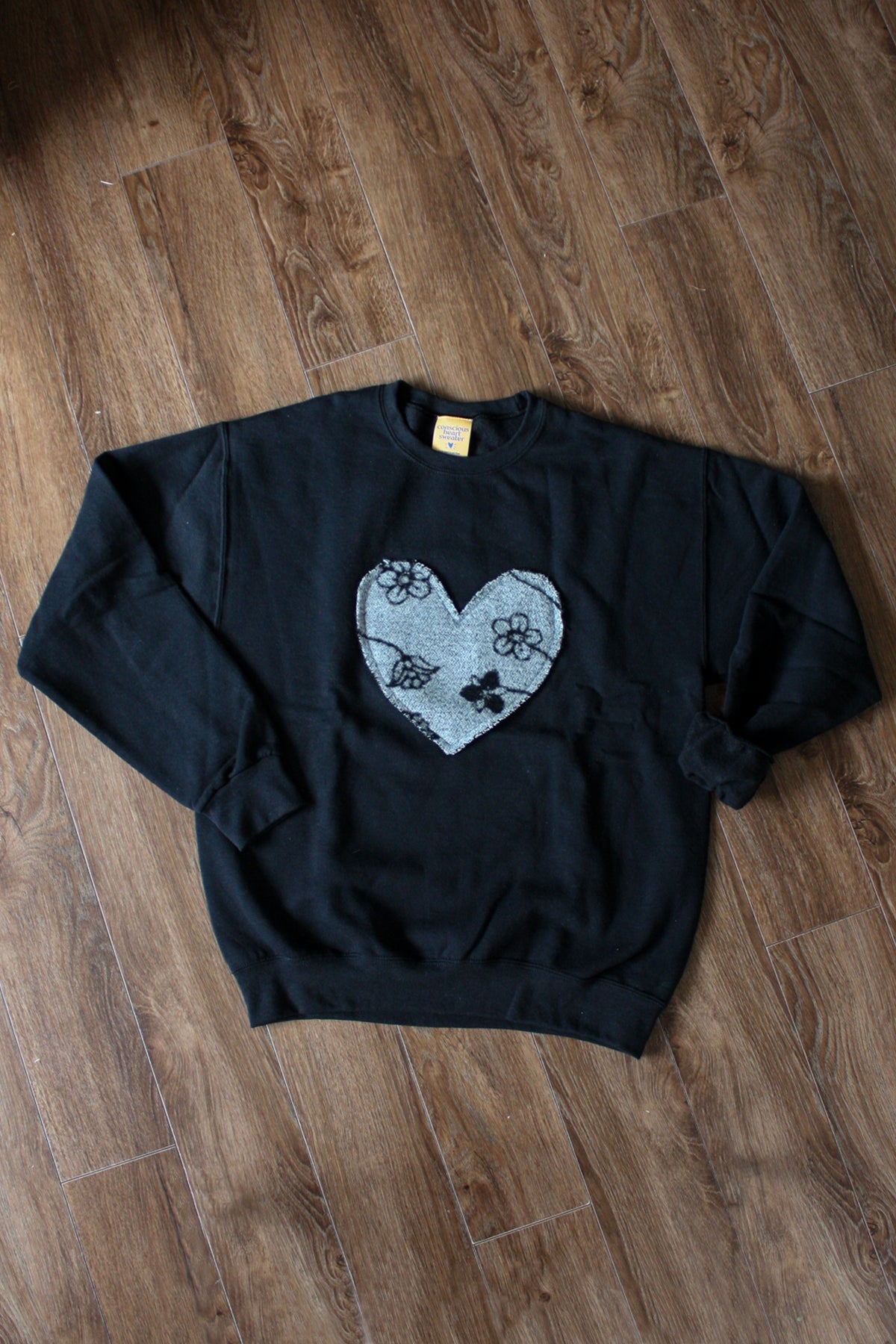 Fleurs {Mini Tipi} Heart | Black Crewneck Sweater