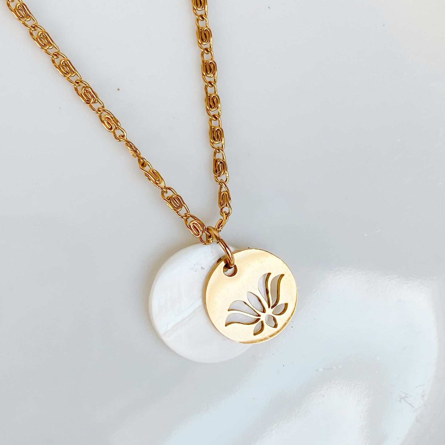 Collier doré en nacre et fleur de lotus | THÉTIS